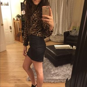 LEOPARD PRINT CONVERTIBLE SLEEVE BUTTON UP SHIRT