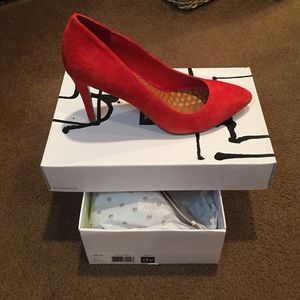 Dolce Vita "Oakelee" red suede pump
