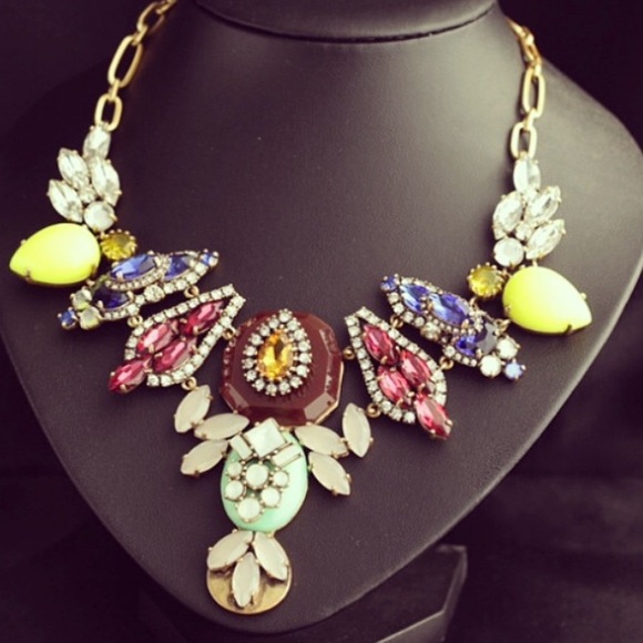 Gorgeous statement necklace!