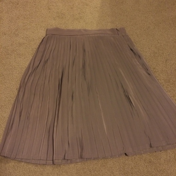 SOLD American Apparel Pleated A line skirt - Picture 2 of 3