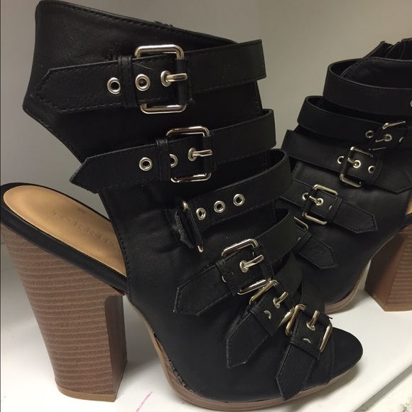 *relist* Torrid buckle sandals