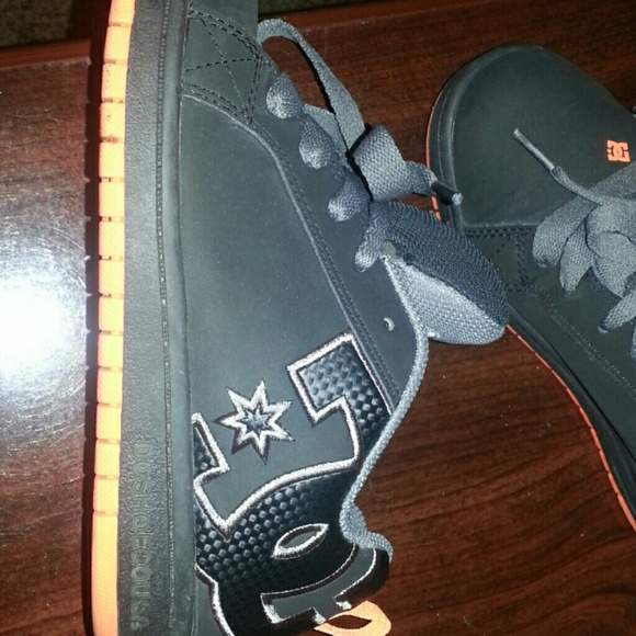 Dc boarder shoes in boys 6.5 - Picture 2 of 3
