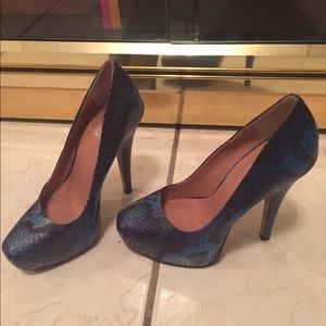 Vince Camuto size 4 pumps - blue like snake skin