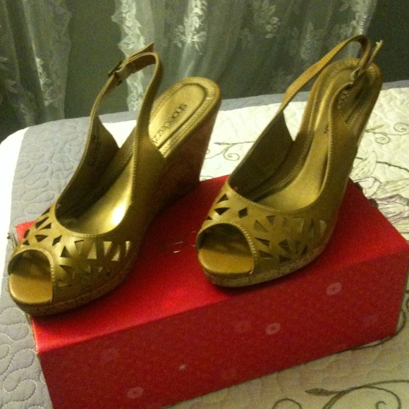 Mustard yellow wedges