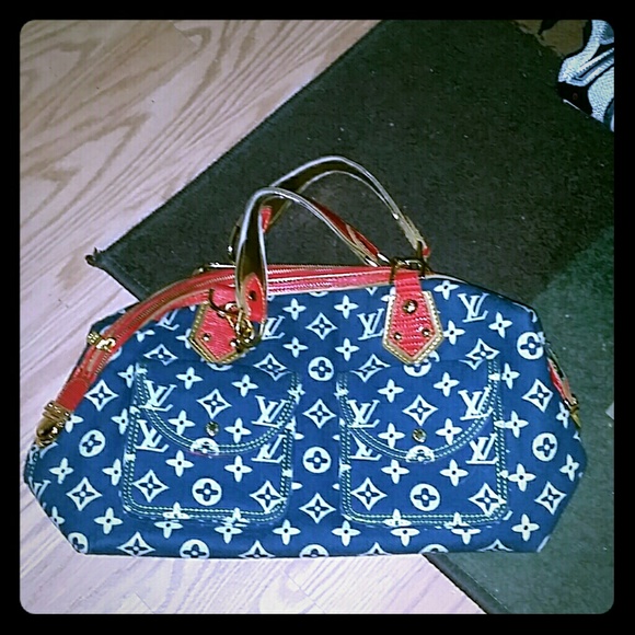 *sold on merc* Super cute purse