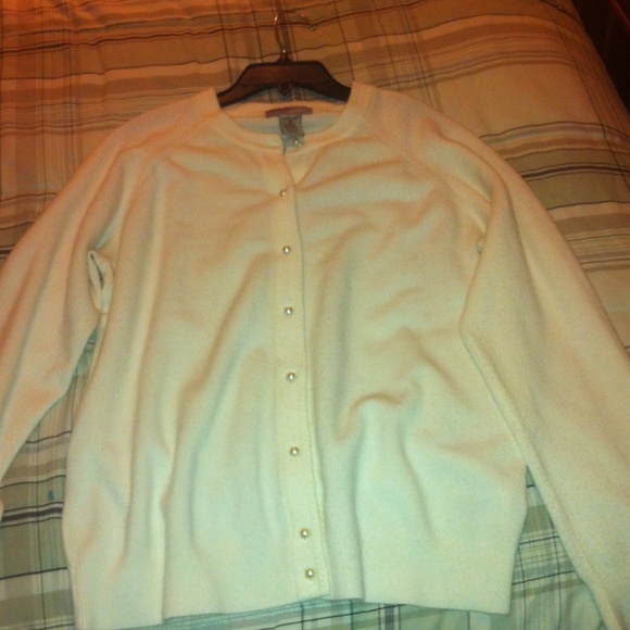 Cream sweater w/pearl buttons.
