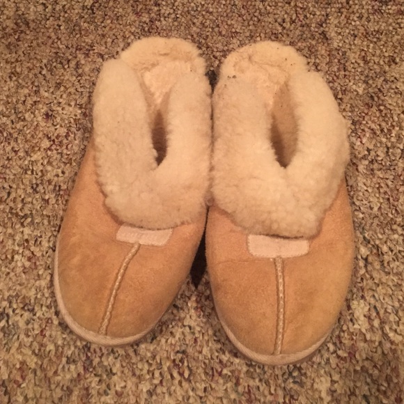 ***authentic** UGG slip on in sand