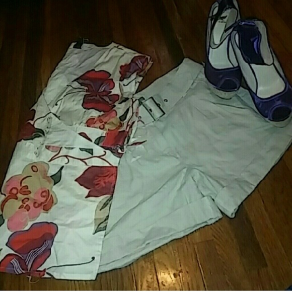 GAP Casual Floral Wrap Top *Never Worn* - Picture 2 of 4