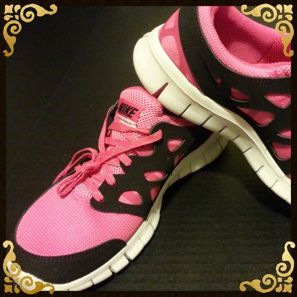 Nike Shoes - !!HP!! Nike Free FINAL PRICE DROP SIZE 6