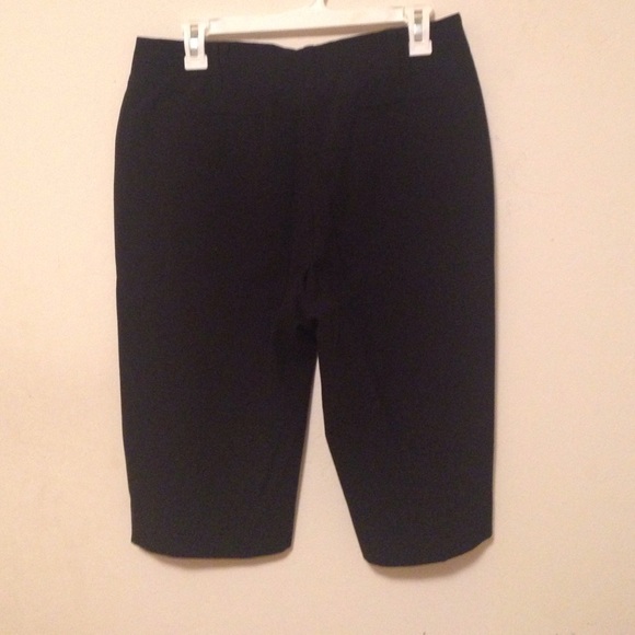 Black knee length shorts - Picture 2 of 3