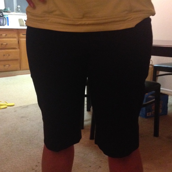 Black knee length shorts - Picture 3 of 3