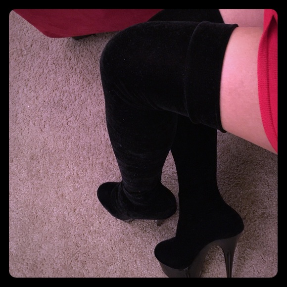 Sold 🚫🚫🚫🚫🚫Like new above the knee boots !!