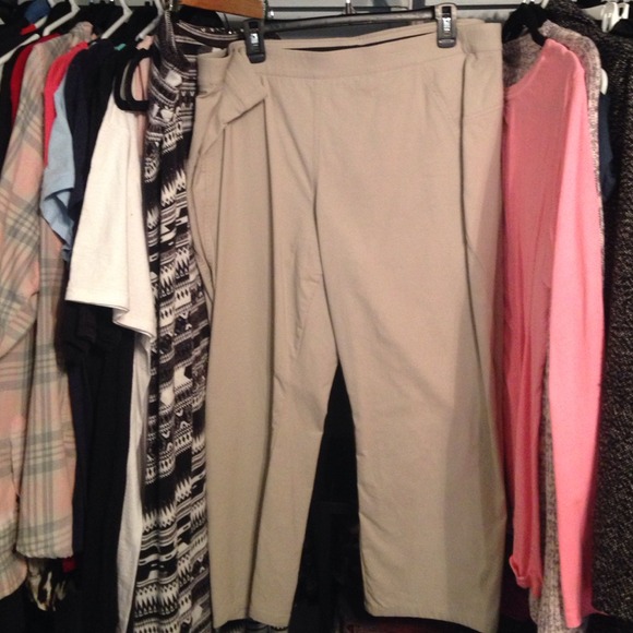 🐾SALE🐾Khaki capris NEW
