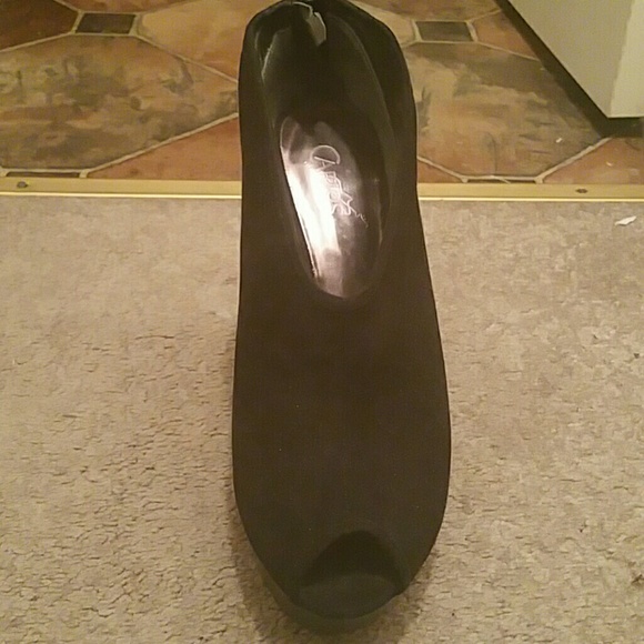 Black peep toe heel - Picture 2 of 3