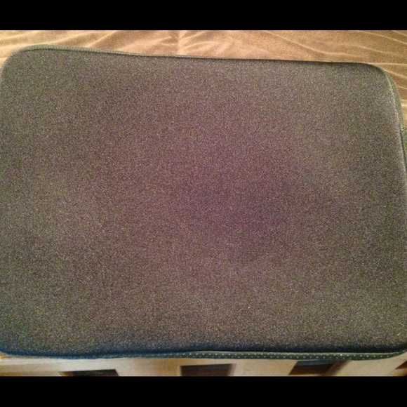 Incase Neoprene Sleeve 13in-black/fur