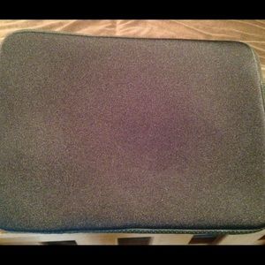 Incase Neoprene Sleeve 13in-black/fur