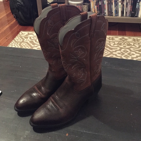🎉🎉SALE🎉🎉Brown Ariat boots with blue detailing!