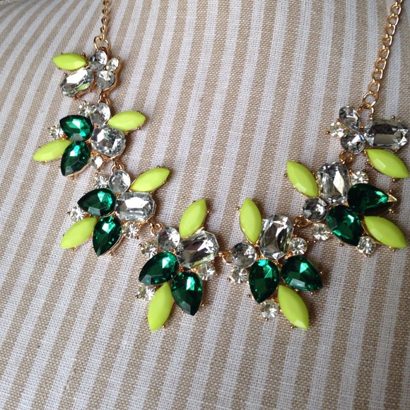 🚫Sold🚫| HP 2x!! | Green Statement Necklace - Picture 2 of 4