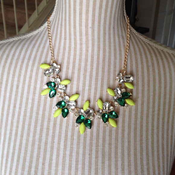 🚫Sold🚫| HP 2x!! | Green Statement Necklace - Picture 3 of 4