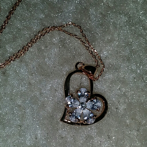 ๐LAST ONE๐Flower CZ heart necklace - Picture 3 of 4