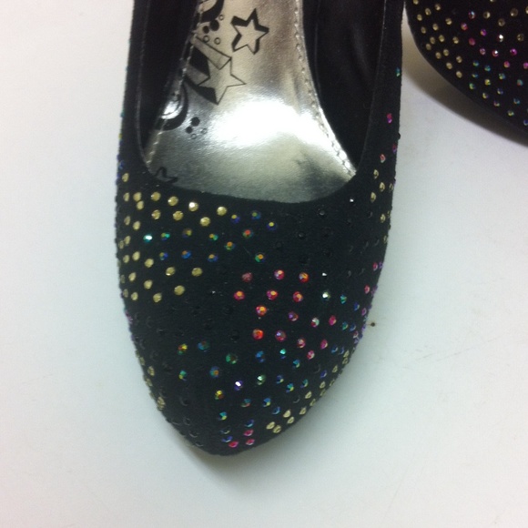 Shoes - Picture 2 of 3