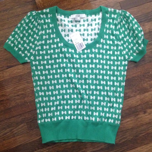 Green sweater tee