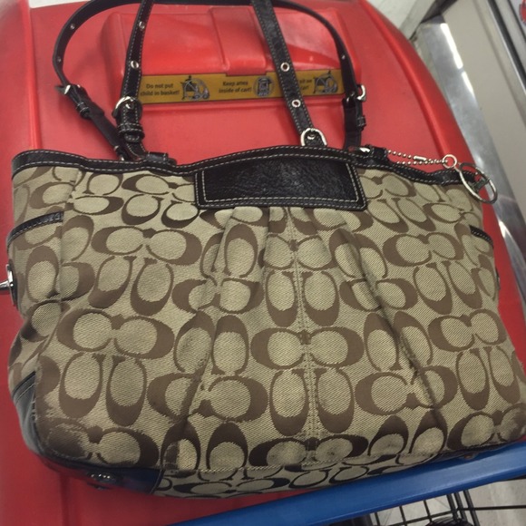 Worn coach purse wit matching wristlet