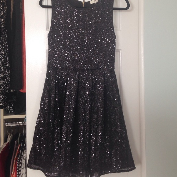 ISSI Medium Black Sequined dress