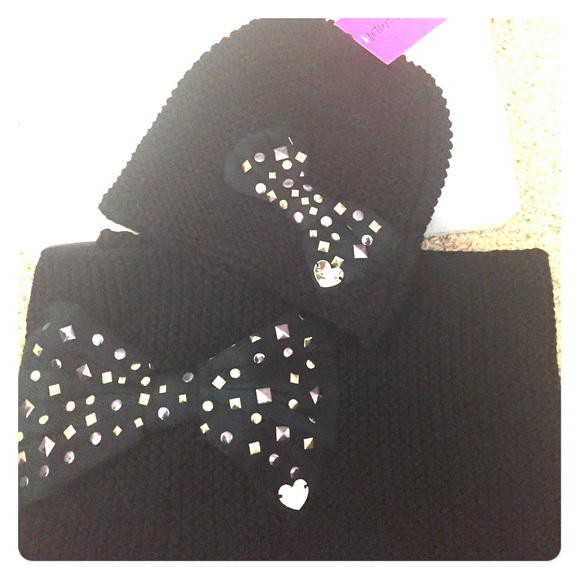 Betsey Johnson bow loop scarf & beanie set