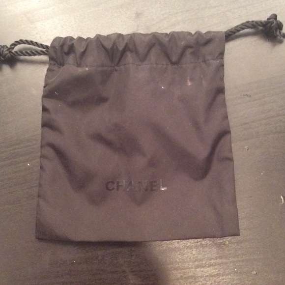 Chanel little bag (black) -looks much better seen - Picture 1 of 3