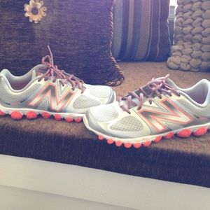 New balance tennis shoes