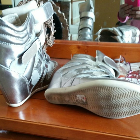 Metallic wedges