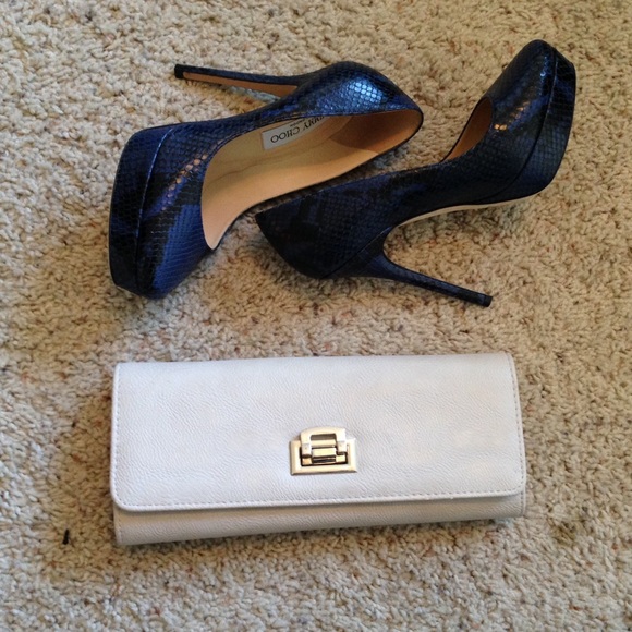 Aldo bone clutch. Latch buckle.