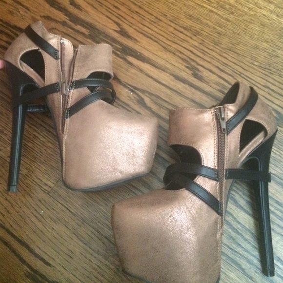 FINALE SALE ronze high heeled booties!