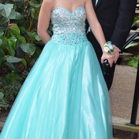 Prom dress - Picture 2 of 3