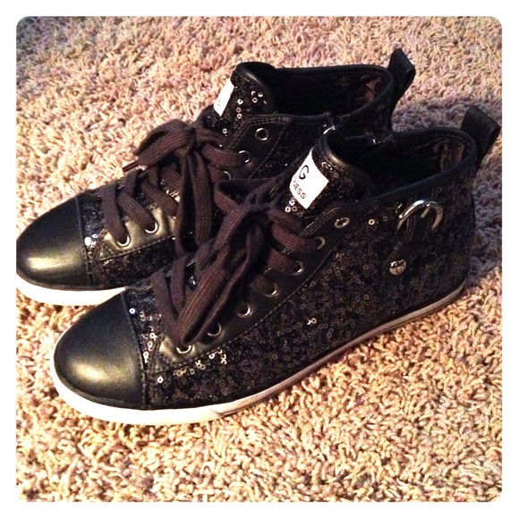 Dark gray sequined shoes