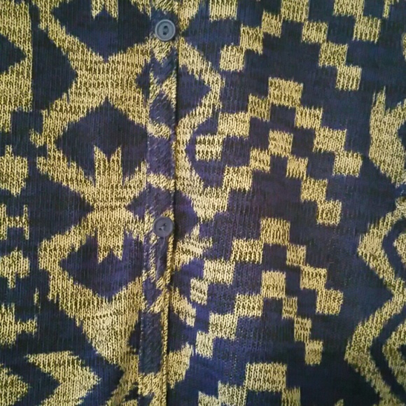 Cute Top, Buttons Down Back! - Picture 4 of 4