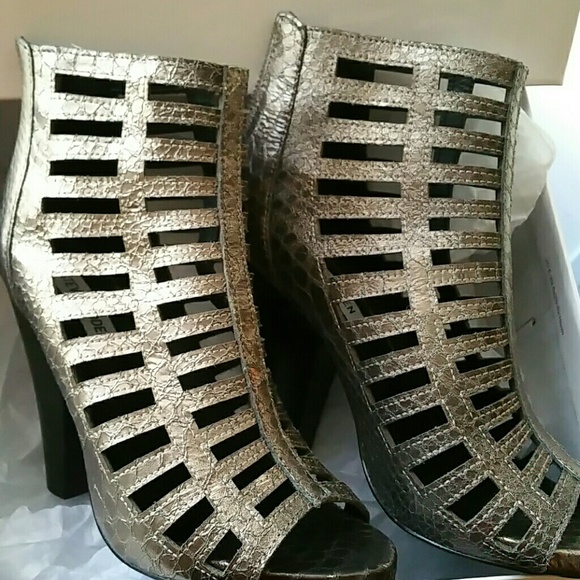 Gorgeous Steve Madden Booties - Picture 2 of 4