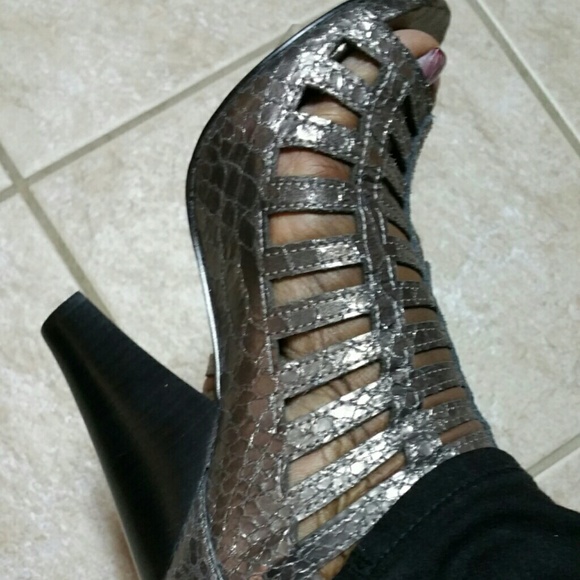 Gorgeous Steve Madden Booties - Picture 4 of 4