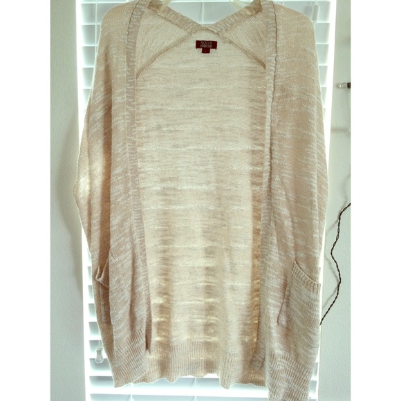 Cardigan with short sleeves.