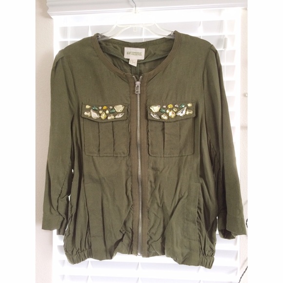 Jacket with diamond detail.