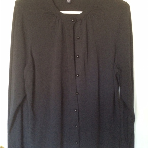 LE black button up cardigan.