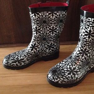 Capelli Shiny Daisy Lace Rain Boots size 8