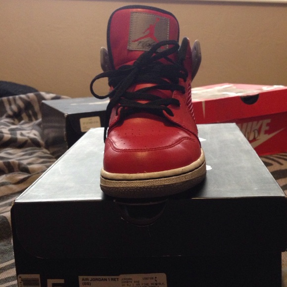 Air Jordon 1 Retro - Picture 2 of 4