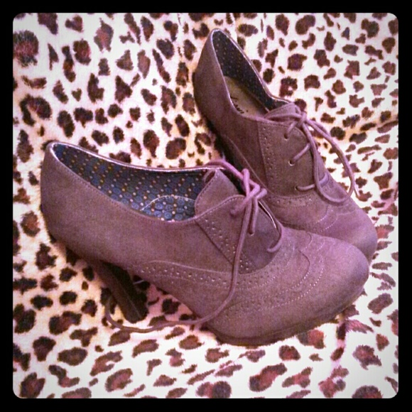 FINAL PRICE!! Gray faux suede Oxford heels