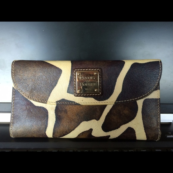 Authentic Dooney&Bourke wallet. giraffe print.