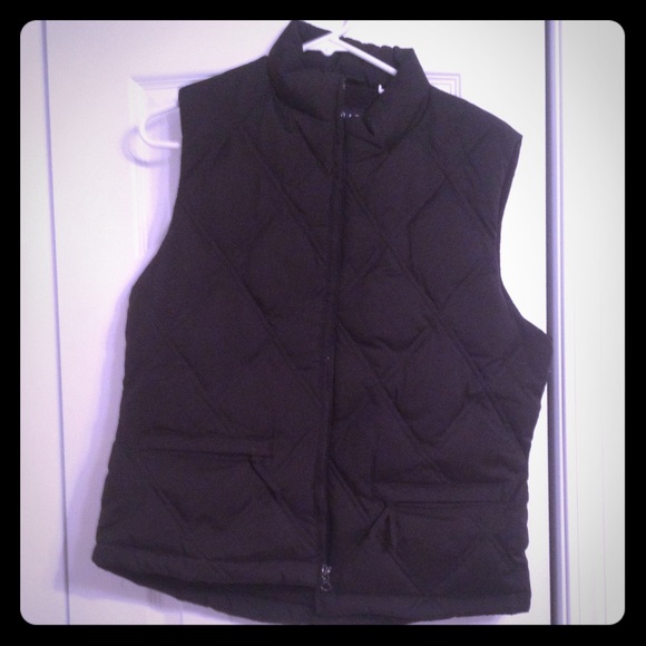 Black puffer best with fleece lining