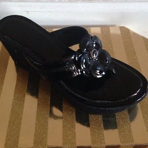 Black coach poppy flip flops!