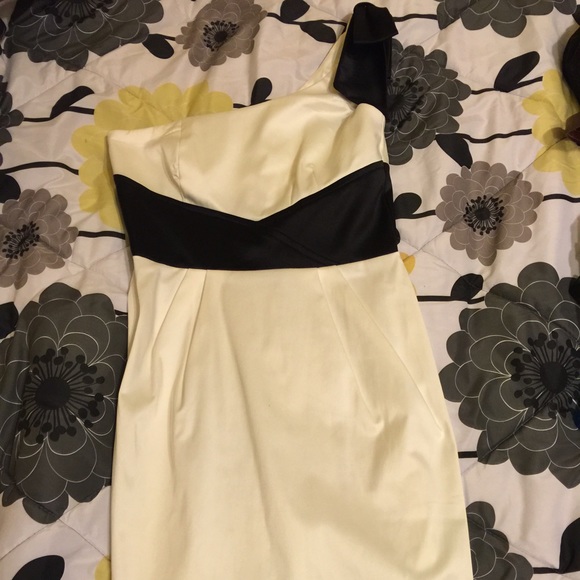 Very pretty one strap dress