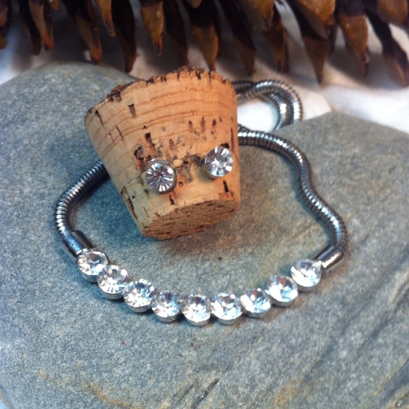 ❤️Posh Jewelry Set W/ Zirconia Rounds